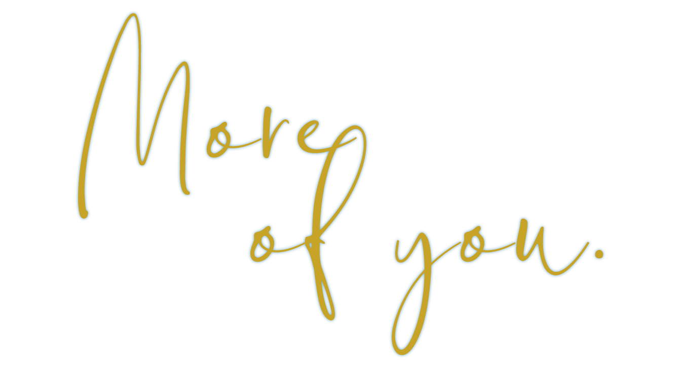 "More of you" in goldenen Buchstaben. Das steht symbolisch für das Potenzial, das in einem Menschen steckt und noch nicht gelebt wird.